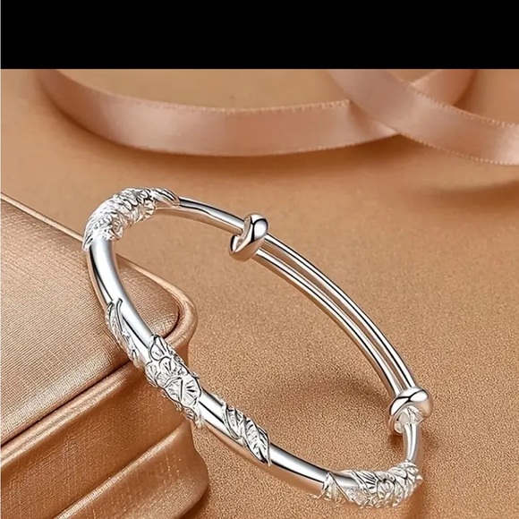 Silver Color Adjustable Bracelet Women’s Carved Flower Bracelet Jewelry New - Picture 3 of 4